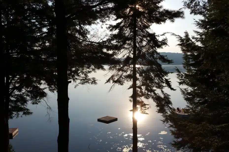 Prefab-cottages-Muskoka-Lakeside-Dock-With-Trees